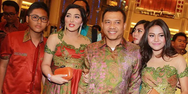 Super Kompak! Aurel & Azriel Ikut-Ikutan Arsy 'Ngedot' Botol Bayi Super Kompak! Aurel & Azriel Ikut-Ikutan Arsy 'Ngedot' Botol Bayi