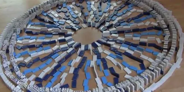 Super Kreatif, Susunan Domino Paling Gila di Seluruh Dunia!