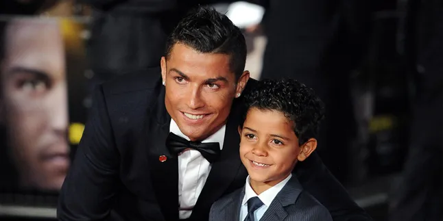 Super Papa! Mandikan Anak, Ronaldo Pamer Dada & Body Hot Maksimal
