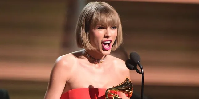 Super Seksi, Taylor Swift Pamer Kaki Jenjang di Red Carpet