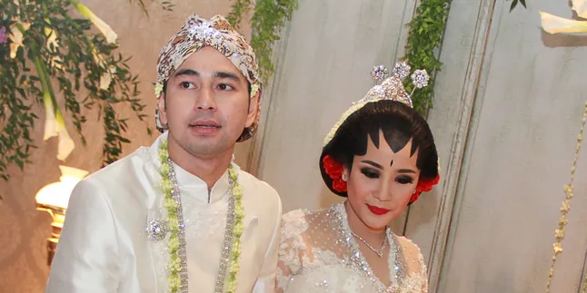 Super Tinggi, Kue Pernikahan Raffi - Nagita Mirip Menara Pisa Super Tinggi, Kue Pernikahan Raffi - Nagita Mirip Menara Pisa