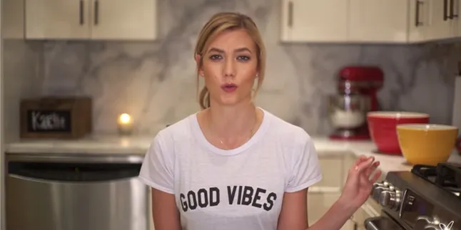 Supermodel Karlie Kloss Asyik Bikin Roti Labu, Gimana Serunya?