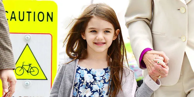 Suri Cruise Acungkan Jari Tengah Pada Paparazzi? Suri Cruise Acungkan Jari Tengah Pada Paparazzi?