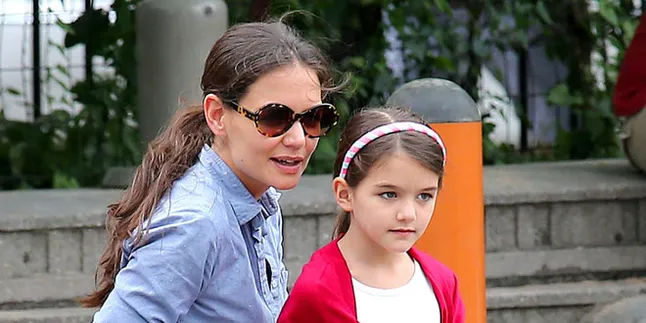 Suri Cruise Kenakan Sepatu Seharga 315 Dollar