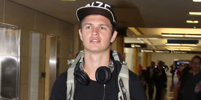 Surprise 'PAPER TOWN'! Ansel Elgort Jadi Penjaga Pom Bensin