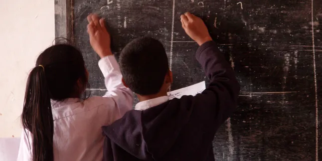 Suruh Murid Analisa Lirik Lagu Ini, Seorang Guru Kelas 8 Dipecat!