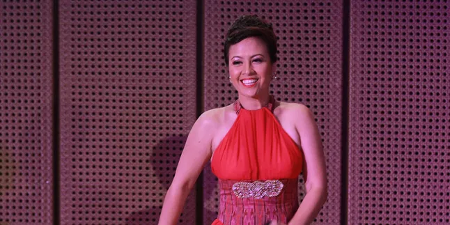 Surya Saputra - Chyntia Lamusu Suka Gendong-Gendongan di Parkiran