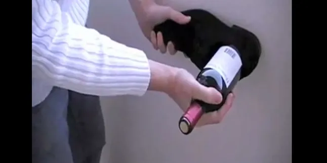 Susah Buka Botol Wine? Gunakan Sepatumu!