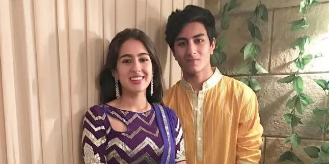 Sweet, Dua Anak Tiri Kareena Kapoor Bantu Ganti Popok Baby Taimur