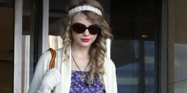 Sweet! Taylor Swift Pakai Gold Flowery Headband