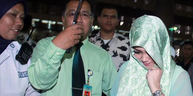 Pria Bersafari dan Tentara Amankan Ikrar Syahadat Bella Saphira Pria Bersafari dan Tentara Amankan Ikrar Syahadat Bella Saphira