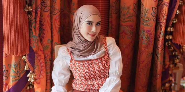 Syahnaz Sadiqah Appears Graceful in Hijab After Returning from Hajj, Striving for Consistency