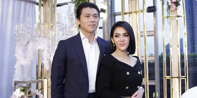 Syahrini & Reino Barack Pakai Baju Matching Saat Jalan-Jalan di Swiss