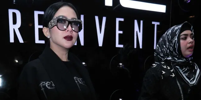 Syahrini Akan Berangkatkan Umrah 20 Korban First Travel Syahrini Akan Berangkatkan Umrah 20 Korban First Travel