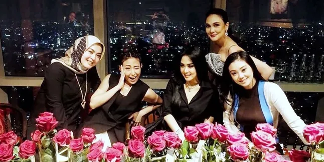 Syahrini Dapat Tas Hermes Jambul Khatulistiwa di Ultah Tahun Ini, Cetar Nan Manjah!
