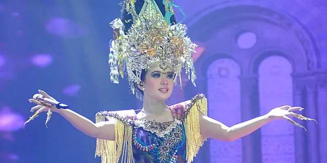 Syahrini Kenakan Baju Bhineka Tunggal Ika