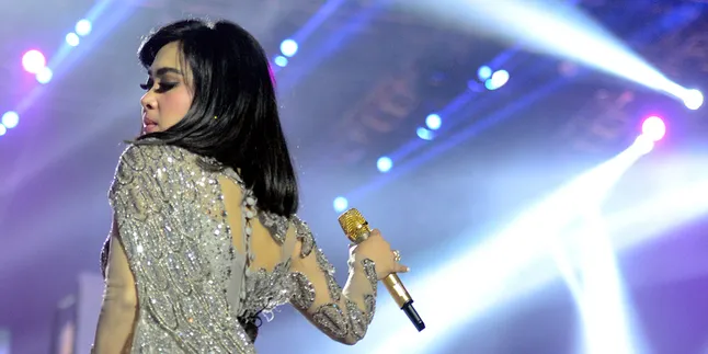 Syahrini Maju Mundur Cantik di Red Carpet Resepsi Raffi - Gigi Syahrini Maju Mundur Cantik di Red Carpet Resepsi Raffi - Gigi