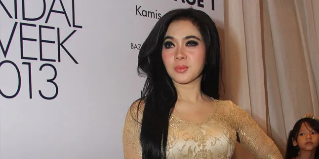 Syahrini Ngebet Pakai Baju Pengantin Syahrini Ngebet Pakai Baju Pengantin