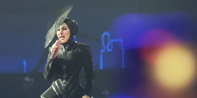 Syahrini Performs with Lesti Kejora, Returns to Work at SCTV's Anniversary