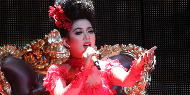 Syahrini Siapkan Kostum 30Kg dan Mic Dari Emas