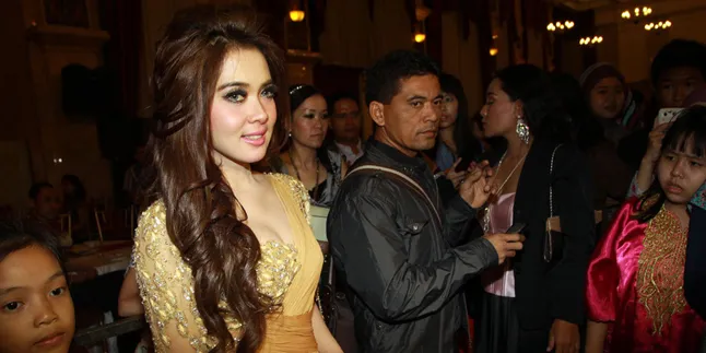 Syahrini Tolak Klarifikasi Soal Video Sok Inteleknya di Youtube Syahrini Tolak Klarifikasi Soal Video Sok Inteleknya di Youtube