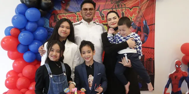 Syhalimar Malik Bangga Bisa Rawat dan Besarkan Anak Meski Sebagai Single Fighter