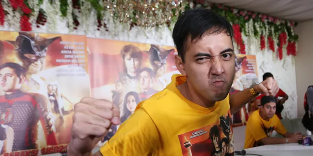 Syuting Berkostum Superhero, Kemal Palevi Pakai Popok Bayi Syuting Berkostum Superhero, Kemal Palevi Pakai Popok Bayi