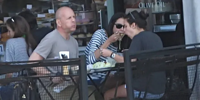 Syuting, Bruce Willis Tak Bisa Jauh Dari Keluarga Syuting, Bruce Willis Tak Bisa Jauh Dari Keluarga