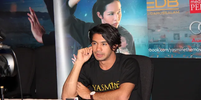 Syuting di Brunei, Inilah Yang Dibawa Pulang Oleh Reza Rahadian