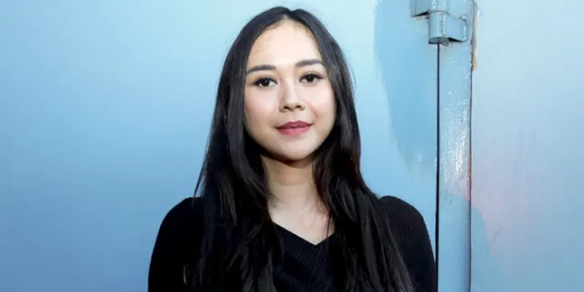 Syuting di Eropa, Aura Kasih Pakai 4 Lapis Baju Karena Tak Tahan Dingin!