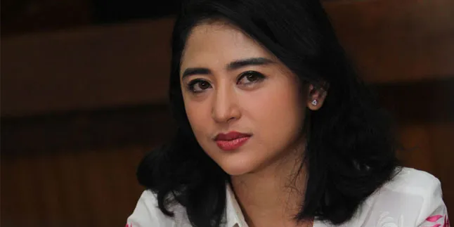 Syuting Film, Dewi Perssik Rela Berlumur Adonan Tepung Kanji