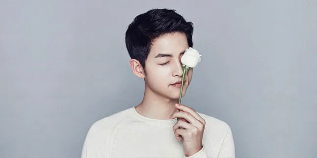Syuting Iklan, Senyum Menggoda Song Joong Ki Bikin Hati Lemah
