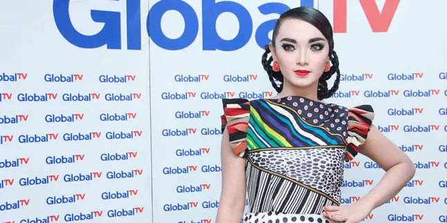 Syuting Klip, Penampilan Zaskia Gotik Mirip Marilyn Monroe