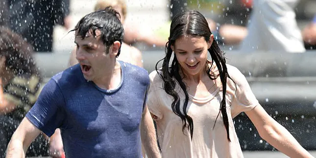 Syuting 'MANIA DAYS', Katie Holmes Basah-Basahan