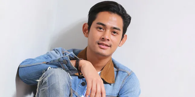 Syuting 'REMEMBER WHEN', Miqdad Addausy Dilempari Warga Syuting 'REMEMBER WHEN', Miqdad Addausy Dilempari Warga