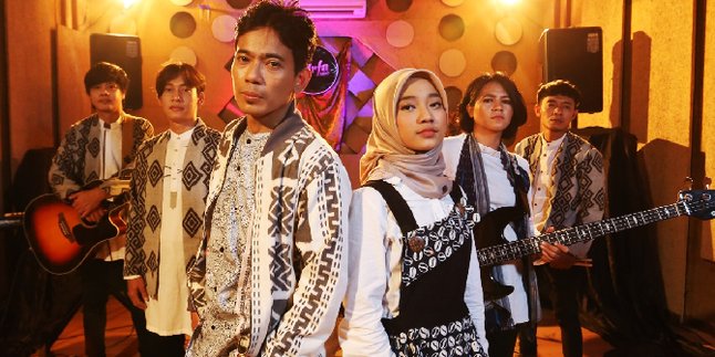 Syuting Video Klip Lagu Baru Bareng Aris Idol, Arfa Band Tetap Tampil Kompak Pakai Batik