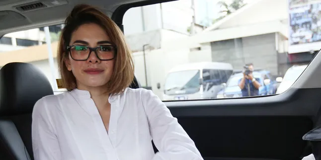 Syuting Video, Nikita Mirzani Tutupi Tubuh Dengan Bantal Besar