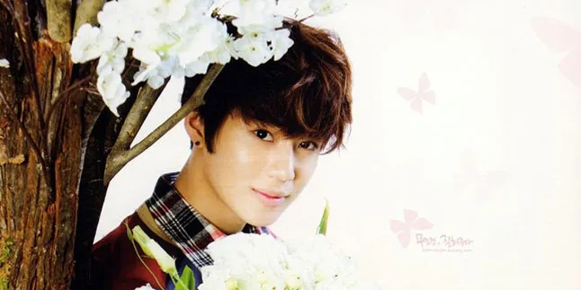 Taemin Tengah Asyik Terjun Payung di Swiss