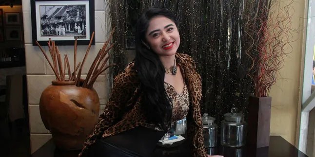 Tahun Baru, Dewi Perssik Khususkan Waktu Bersama Orang Tua Tahun Baru, Dewi Perssik Khususkan Waktu Bersama Orang Tua