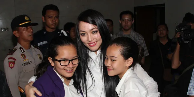 Tahun Ini Angelina Sondakh Tak Ikut Salat Ied