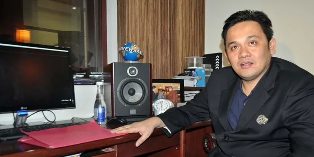Tak Akui Anak, Farhat Abbas Diminta Sumpah Pocong Tak Akui Anak, Farhat Abbas Diminta Sumpah Pocong