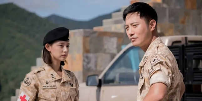 Tak Bawa Celana, Jin Goo Dibantu Oleh Song Joong Ki Waktu Mandi