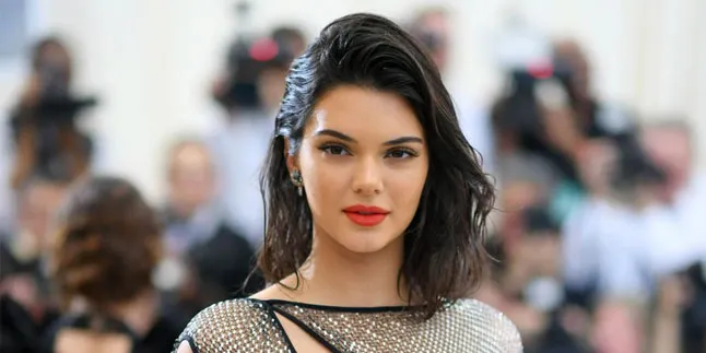 Tak Bayar Uang Tip Kepada Bartender, Kendall Jenner Dihujat