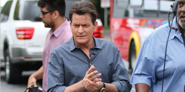 Tak Beri Tahu Soal HIV, Charlie Sheen Dituntut Mantan Tunangannya