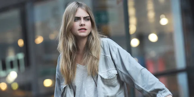 Tak Betah LDR, Cara Delevingne Putus Dari Pacar Sesama Jenisnya