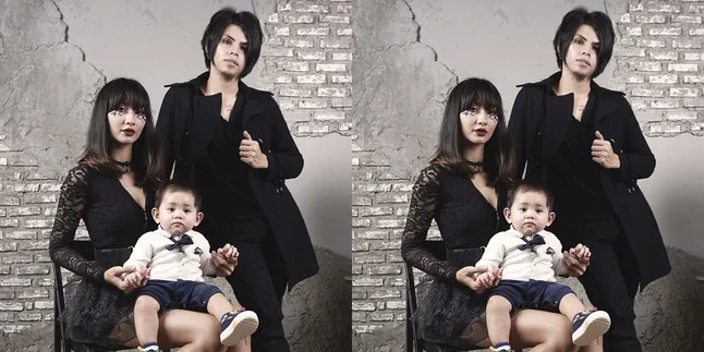 Tak Biasa! Foto Keluarga, Axel Andaviar Pilih Tema Emo Tak Biasa! Foto Keluarga, Axel Andaviar Pilih Tema Emo