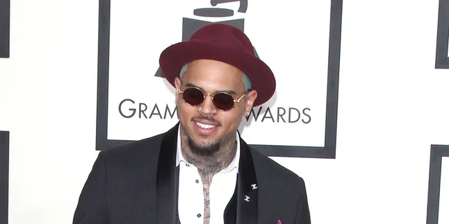 Tak Bisa Berhubungan Dengan Rihanna, Chris Brown Sedih?