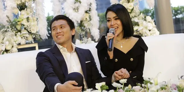 Tak Cuma Filosofis, Syahrini Pakai Hiasan Bangau di Gaun Lamaran Untuk Tutupi ...