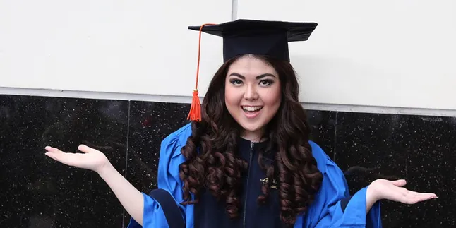 Tak Cuma Perhiasan, Tina Toonita Juga Dihadiahi Ponsel Mahal