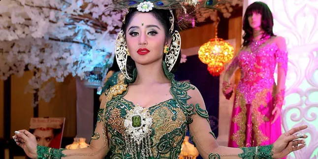 Tak Diakui Johnson Yaptonaga, Dewi Perssik Murka Tak Diakui Johnson Yaptonaga, Dewi Perssik Murka
